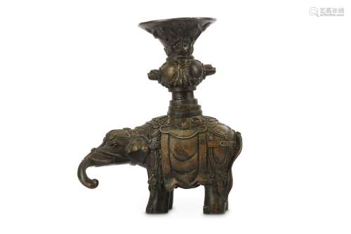A CHINESE BRONZE MODEL OF AN ELEPHANT WITH A VASE.