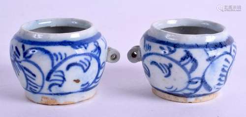 A PAIR OF 19TH CENTURY CHINESE BLUE AND WHITE BIRD