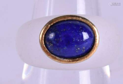 A CHINESE GOLD CRYSTAL AND LAPIS LAZULI RING.