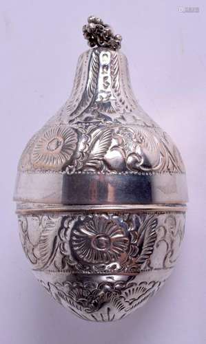 A CENTRAL ASIAN EASTERN SILVER BOX AND COVER. 3.4 oz.