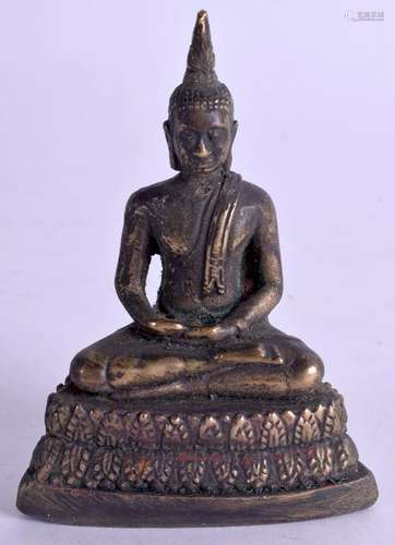 AN INDIAN BRONZE BUDDHA. 5 cm high.