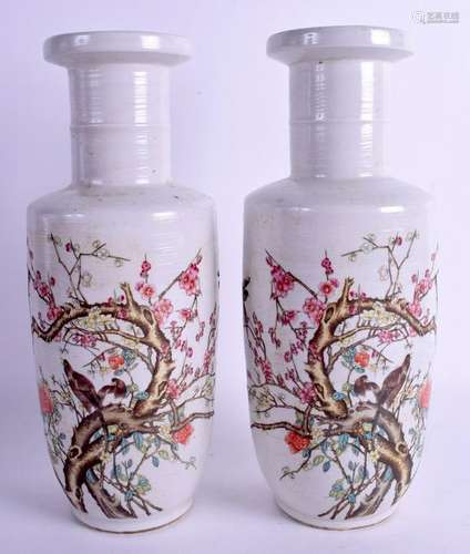 A PAIR OF CHINESE PORCELAIN ROULEAU VASES. 28 cm high.