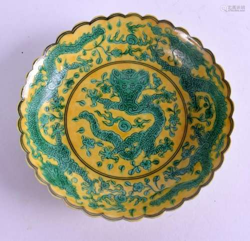 A CHINESE SCALLOPED GREEN GLAZED DRAGON DISH. 13 cm