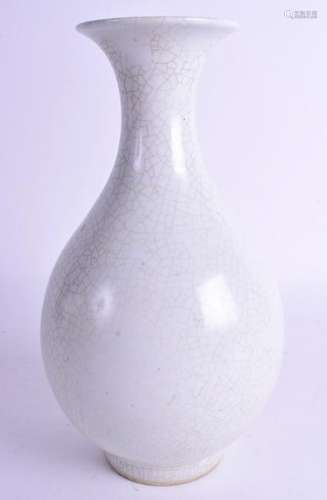 A CHINESE GE TYPE PORCELAIN VASE. 24 cm high.