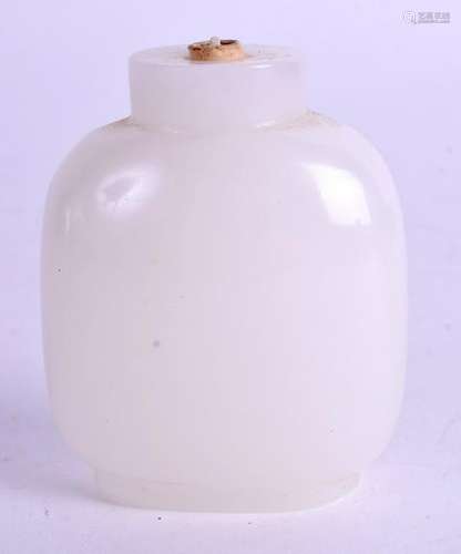 A CHINESE PEKING GLASS SNUFF BOTTLE. 5.5 cm x 4 cm.