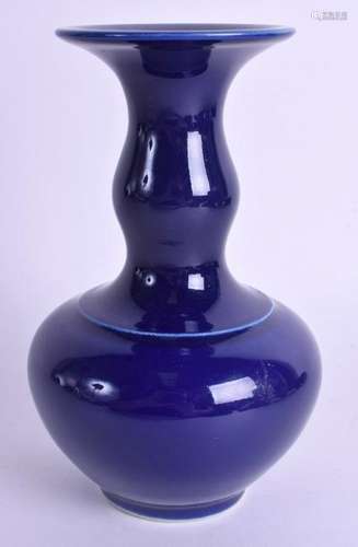 A CHINESE BLUE VASE. 15.5 cm high.