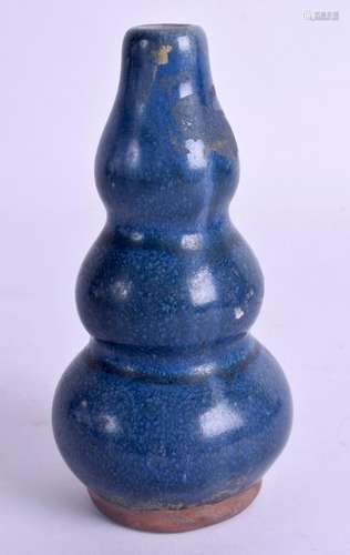 A CHINESE TRIPLE GOURD VASE. 12.5 cm high.