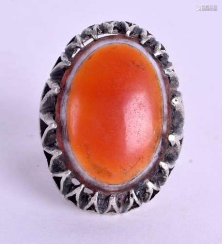 A CENTRAL ASIAN SILVER AND AGATE RING. Size V.