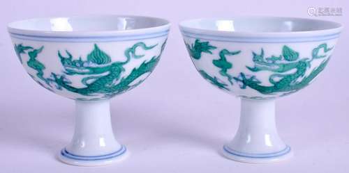 A PAIR OF CHINESE FAMILLE VERTE DRAGON STEM CUPS. 7 cm