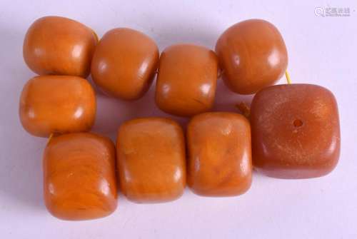 AN AMBER NECKLACE. 135 grams.