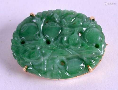 AN 18CT GOLD AND JADEITE BROOCH. 2.5 cm x 2 cm.