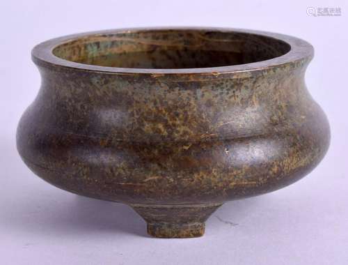 A CHINESE BRONZE CENSER. 7 cm wide, internal diameter