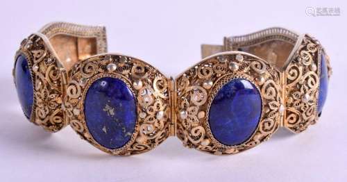AN EARLY 20TH CENTURY CHINESE SILVER GILT AND LAPIS