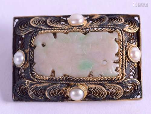 A CHINESE SILVER GILT JADEITE AND PEARL BROOCH. 3.5 cm
