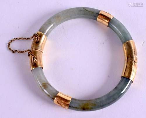 A CHINESE 14CT GOLD AND JADEITE BANGLE. 7 cm wide.