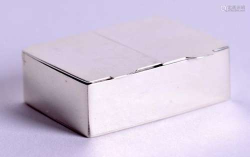 A SILVER SNUFF BOX. 3.25 cm wide.