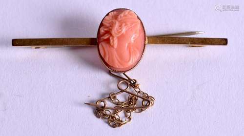 AN ANTIQUE 9CT GOLD AND CORAL BROOCH. 3.7 grams. 5.75