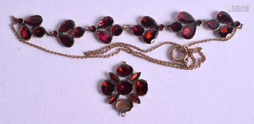 AN ANTIQUE GOLD AND GARNET NECKLACE with matching