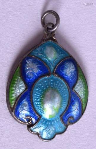 A STYLISH SILVER AND ENAMEL PENDANT. 2.5 cm x 2.75 cm.