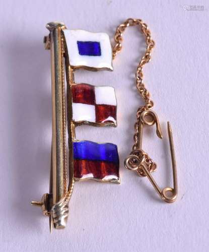 A STYLISH 18CT GOLD ENAMELLED FLAG BROOCH. 4.4 grams. 3