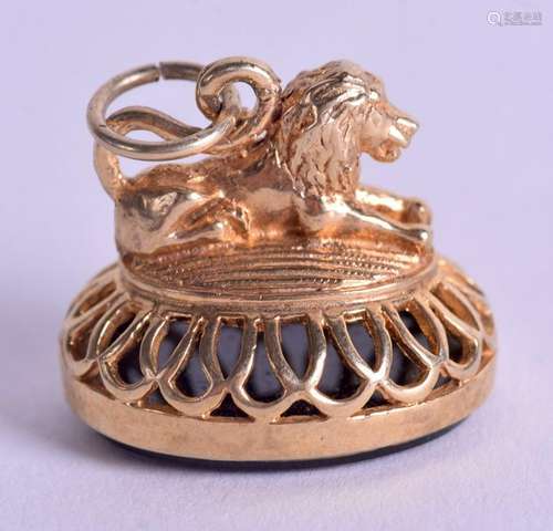 A VINTAGE GOLD LION SEAL. 8.8 grams. 2.5 cm wide.