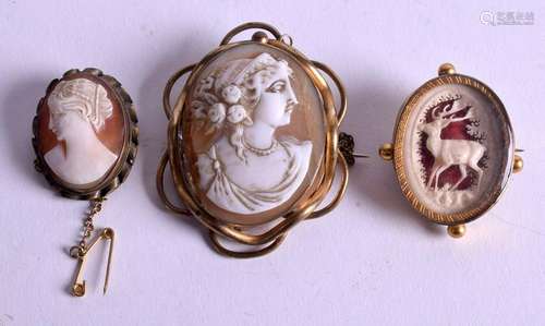 THREE VINTAGE CAMEO BROOCHES. (3)