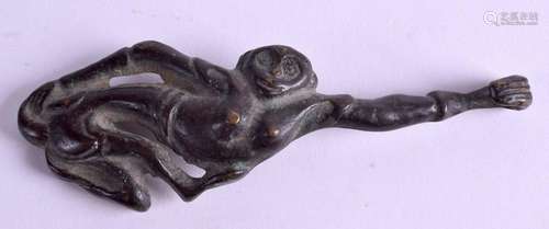 AN UNUSUAL STYLISED CHINESE BRONZE MONKEY. 10 cm wide.