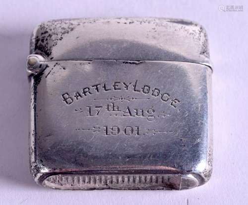 AN ANTIQUE SILVER VESTA CASE.