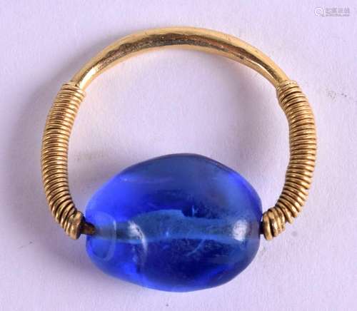 A CENTRAL ASIAN HIGH CARAT GOLD AND BLUE STONE RING.