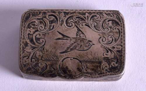 AN ANTIQUE SNUFF BOX. 3 cm wide.