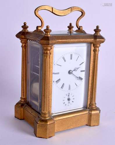 AN ANTIQUE FRENCH BRASS REPEATING CARRIAGE CLOCK with