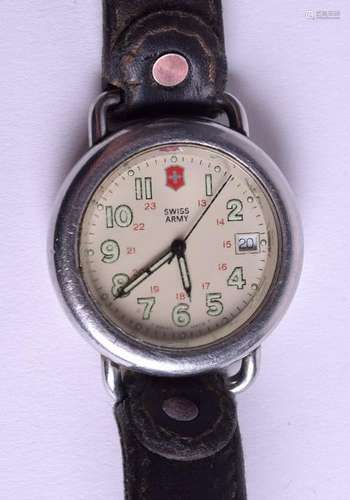 A VINTAGE SWISS ARMY WRISTWATCH. 3.25 cm wide.