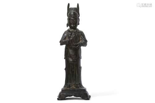 A CHINESE BRONZE FIGURE OF A DIGNITARY.