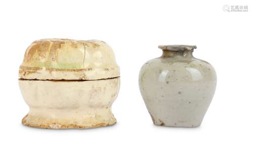 A CHINESE MINIATURE JAR AND BOX AND COVER.