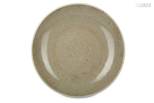 A CHINESE CRACKLE-GLAZE DISH.