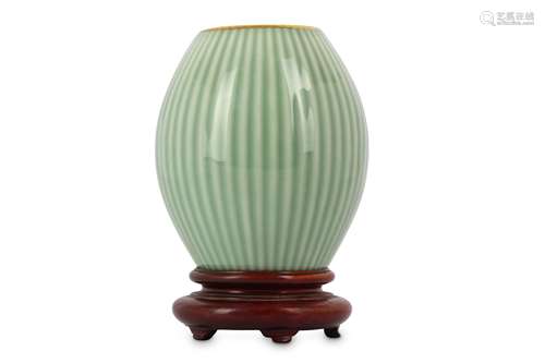 A CHINESE CELADON VASE.