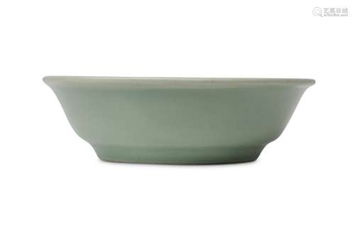 A CHINESE LONGQUAN CELADON BOWL.