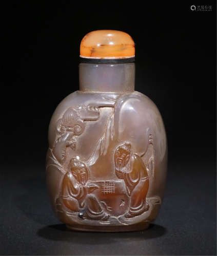 CHINESE AGATE FIGURE AND STORY SNUFF BOTTLE