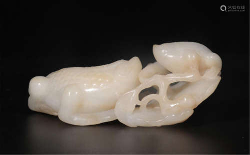 CHIENSE WHITE JADE TOAD AND LOTUS TABLE ITEM