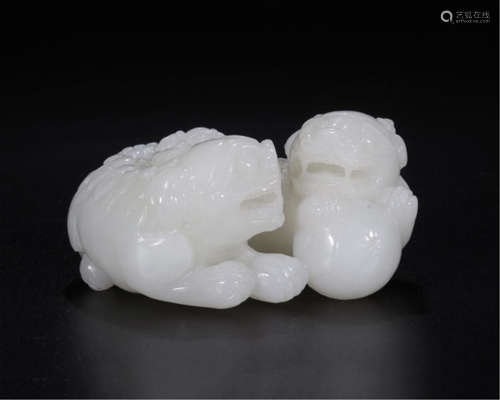 CHINESE WHITE JADE LION TABLE ITEM