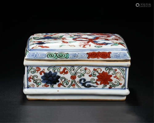 CHINESE PORCELAIN WUCAI DRAGON LIDDED SQUARE BOX