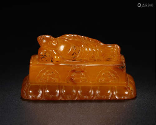 CHINESE HONEY AMBER BUDDHA TABLE ITEM