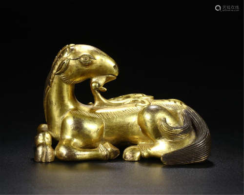 CHINESE GILT BRONZE COUCHING RAM PAPER WEIGHT