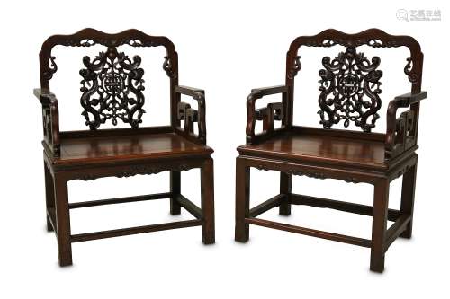 A PAIR OF CHINESE WOOD CHAIRS.