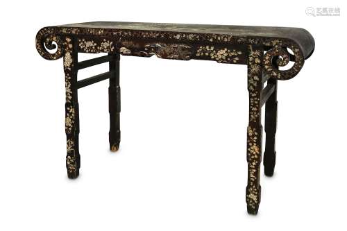 A CHINESE COROMANDEL LAQUERED WOOD ALTAR TABLE.