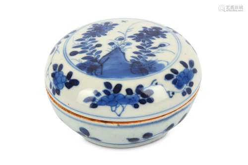 A CHINESE BLUE AND WHITE CIRCULAR BOX AND COVER.