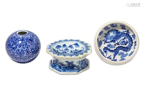 A SMALL COLLECTION OF CHINESE BLUE AND WHITE PORCE