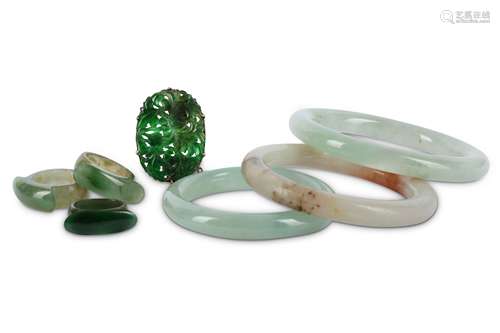 A GROUP OF CHINESE JADE JEWELLERY.