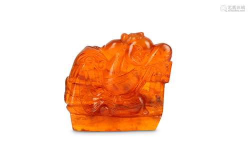 A CHINESE AMBER CARVING OF A BOY.