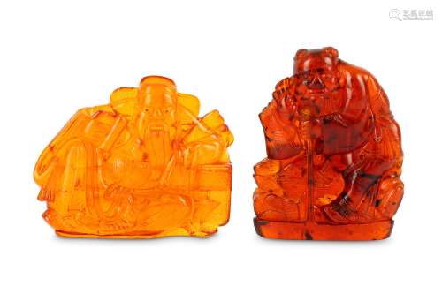 TWO CHINESE AMBER CARVINGS OF SCHOLARS.